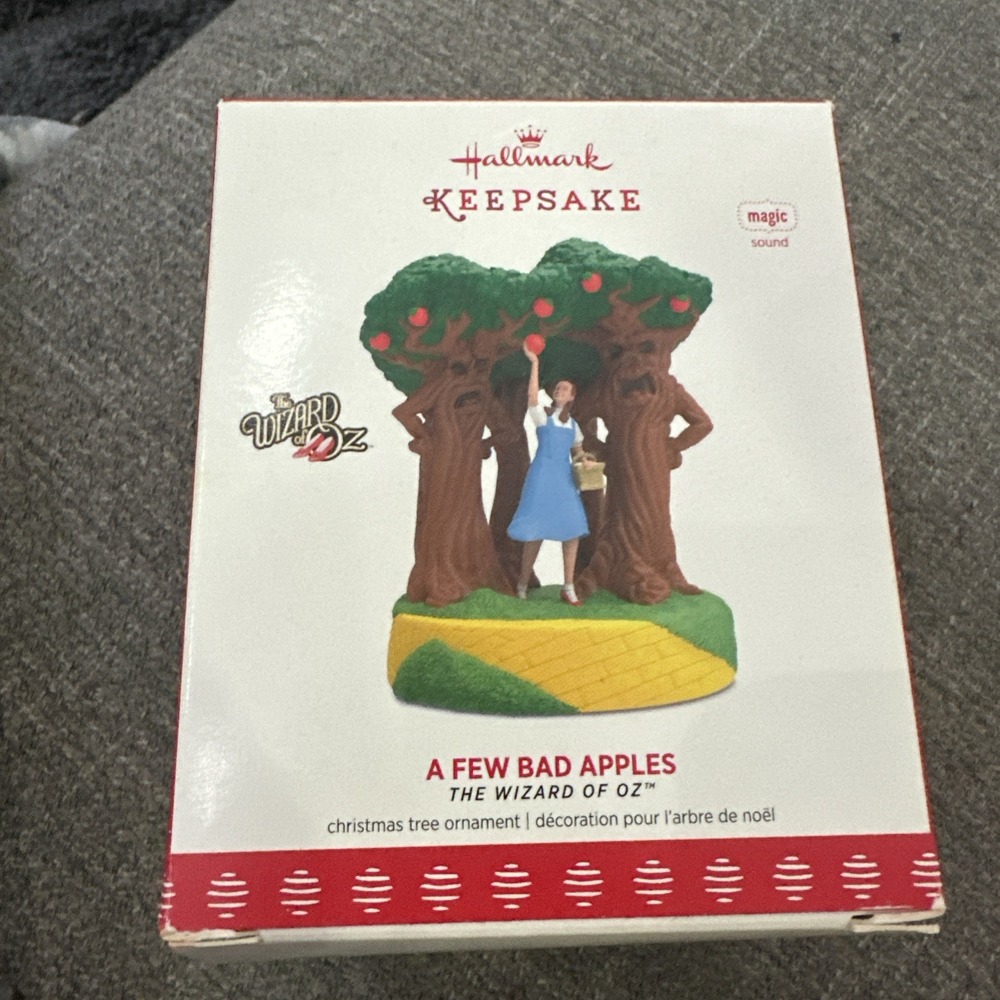 2017 HALLMARK Keepsake A Few Bad Apples WIZARD OF OZ Christmas Ornament Sound